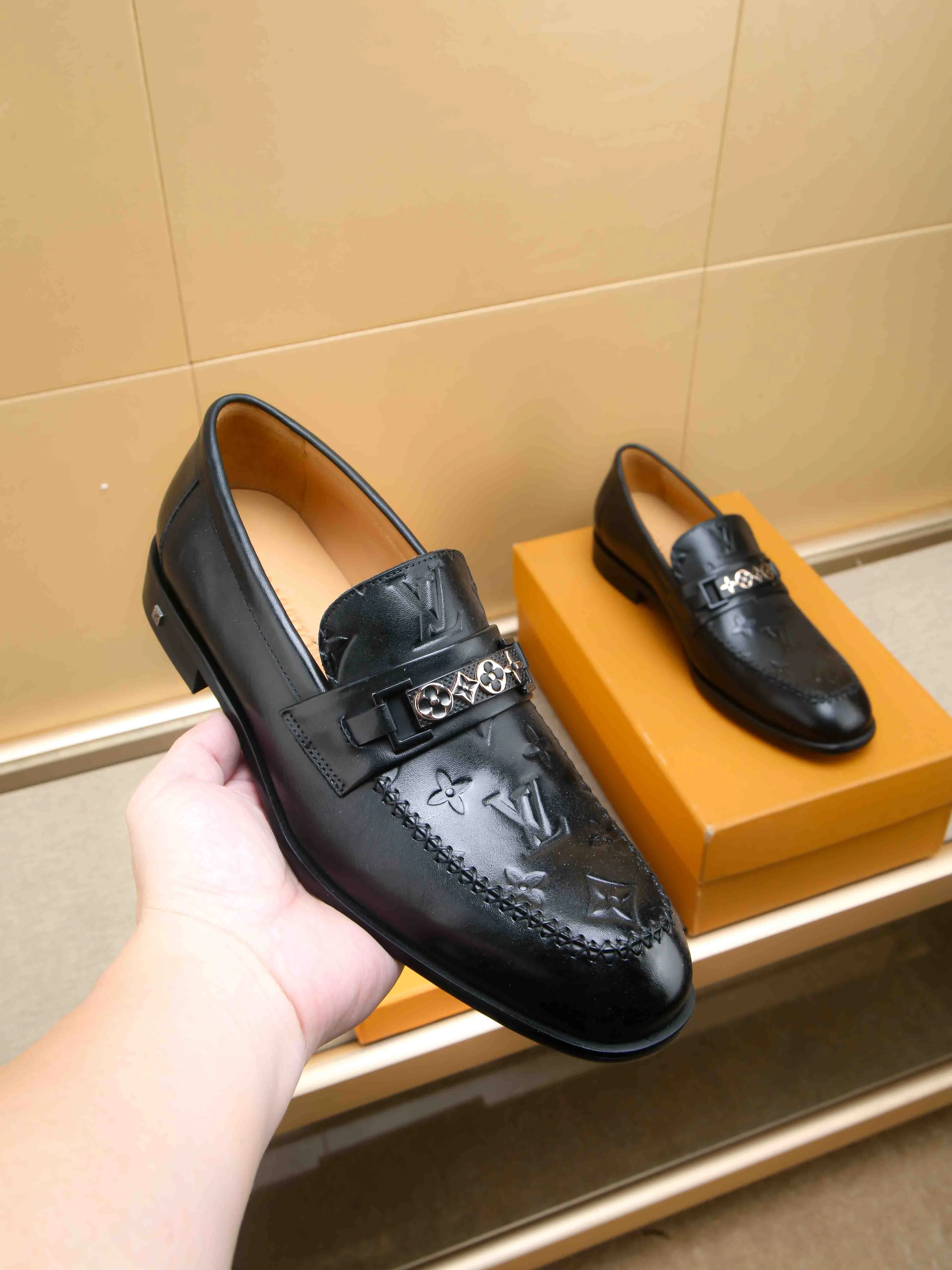 Men's shoes 💰 460 💰 Louis Vuitton LV ® 🆕 model 🔛Full shoe counter, first layer cowhide, 🐂leather lined casual shoes for men, super soft outsole, essential for driving. Counter synchronization, original first layer cowhide, completely 1:1 mold customization🌹top version, color optional! Number: 39-44 (customized at 38.45)